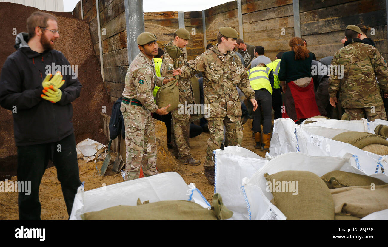 Soldiers and volunteers fill sand bags to assist with flood relief in York, North Yorkshire. Stock Photo