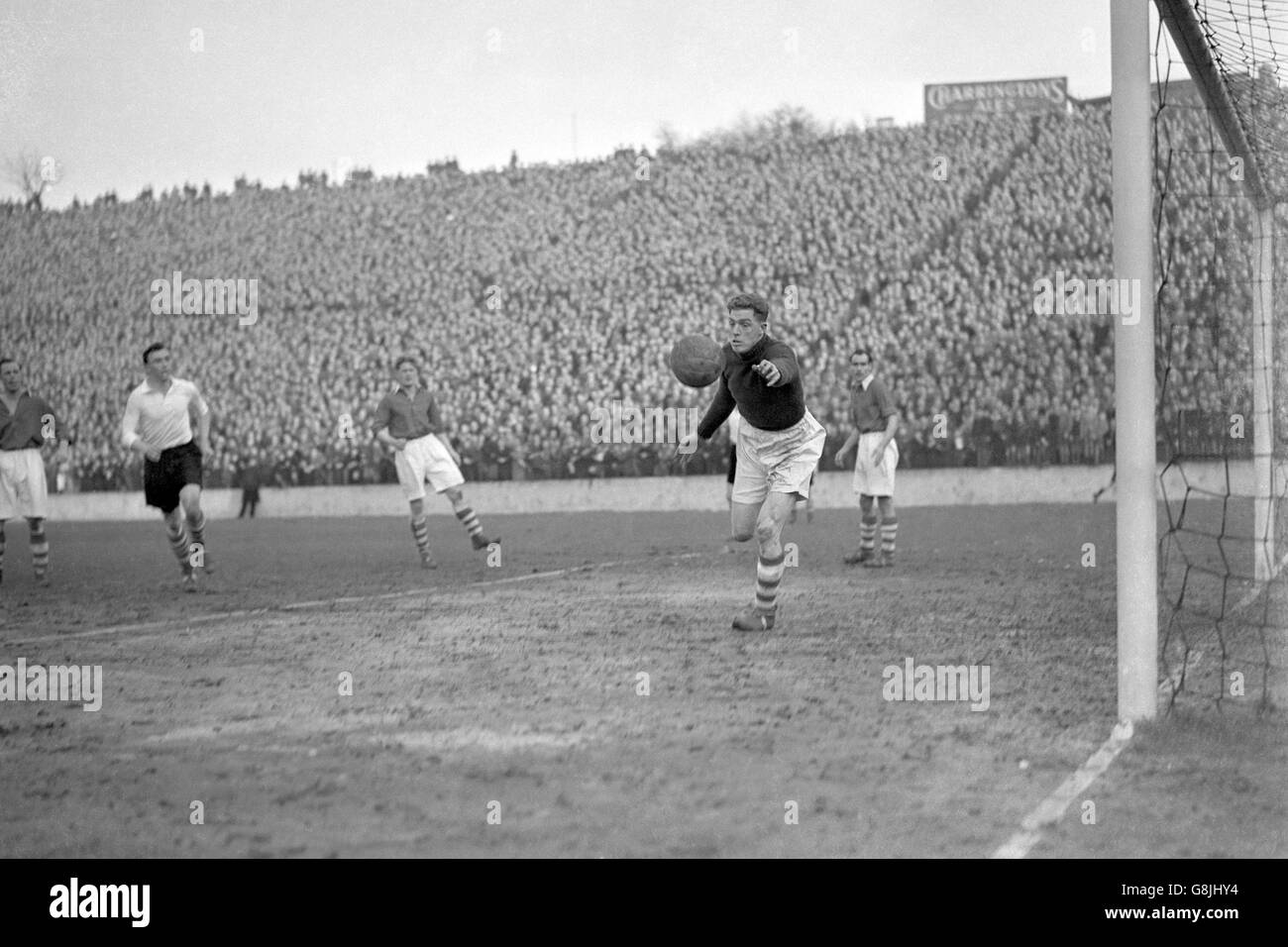 Soccer - Football League Division One - Charlton Athletic v Middlesbrough - The Valley. Charlton Athletic goalkeeper Sam Bartram (r) stretches for the ball Stock Photo