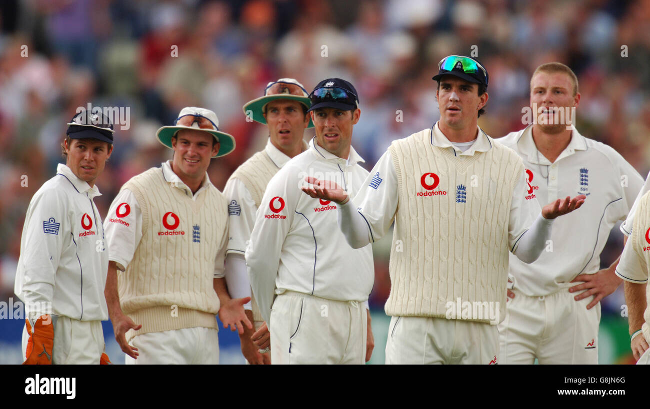 Cricket umpires decision hi-res stock photography and images - Alamy