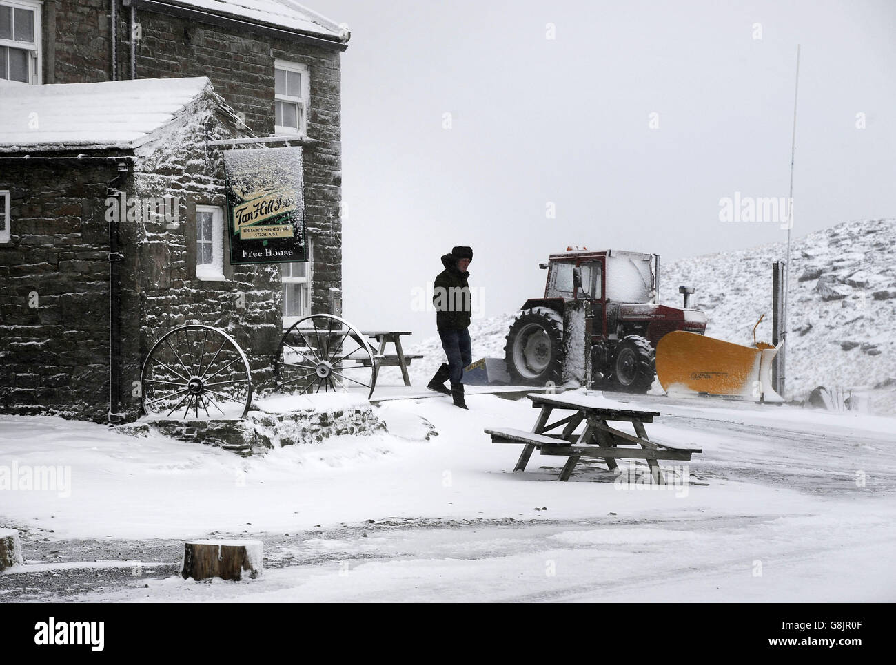 Snow falls in the Pennines at the Tan Hill Inn in Swaledale, North Yorkshire Stock Photo Alamy