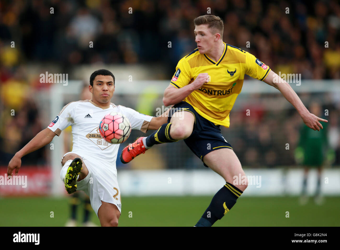 Swansea City's Jefferson Montero and Oxford United's John Lundstram battle for the ball during the Emirates FA Cup, third round match at the Kassam Stadium, Oxford. Stock Photo