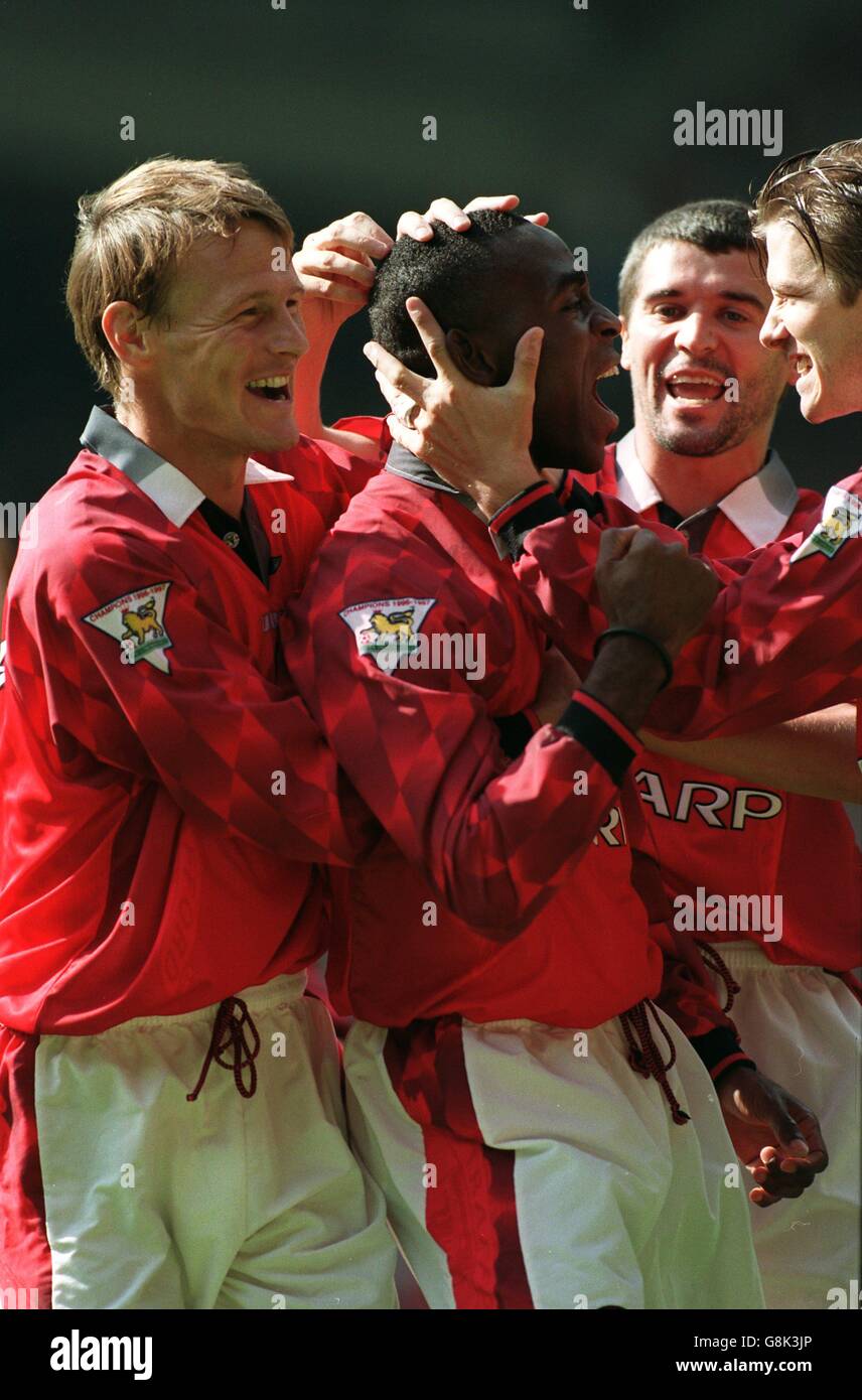 Manchester United's Andy Cole (second left) is congratulated by teammates David Beckham (right), Teddy Sheringham (left) and Roy Keane (second right) on his first goal Stock Photo