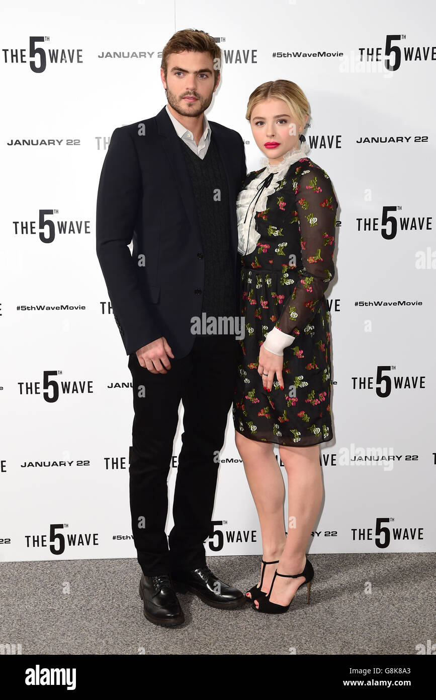 Alex Roe (left) and Chloe Grace Moretz attend a photo call for new sci-fi  film The Fifth Wave at the Soho Hotel in London Stock Photo - Alamy