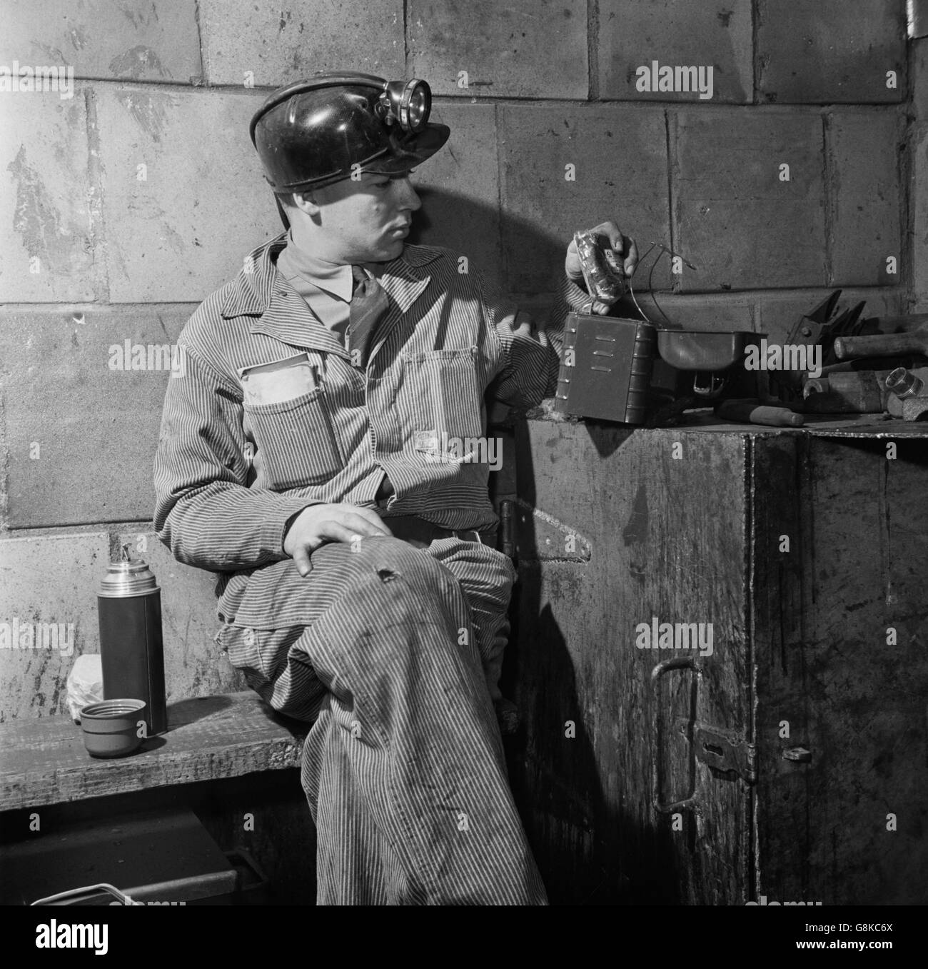 Miner Having Lunch in Machine Shop, Montour No. 4 Mine of Pittsburgh Coal Company, Pittsburgh, Pennsylvania, USA, John Collier for Office of War Information, November 1942 Stock Photo