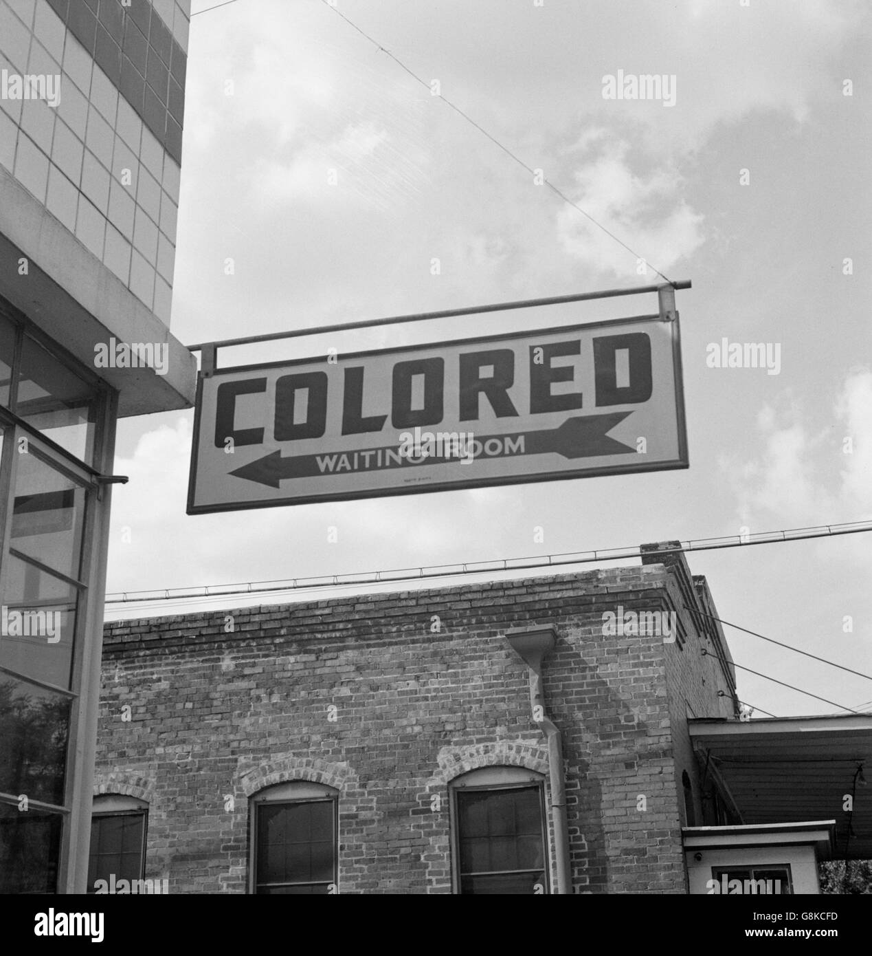 Schild mit der Aufschrift Möbl. Zimmer zu vermieten an einer Hauswand in  Berlin, Deutschland 1949. Sign saying Furnished room for rent on a Berlin  house wall, Germany 1949 Stock Photo - Alamy