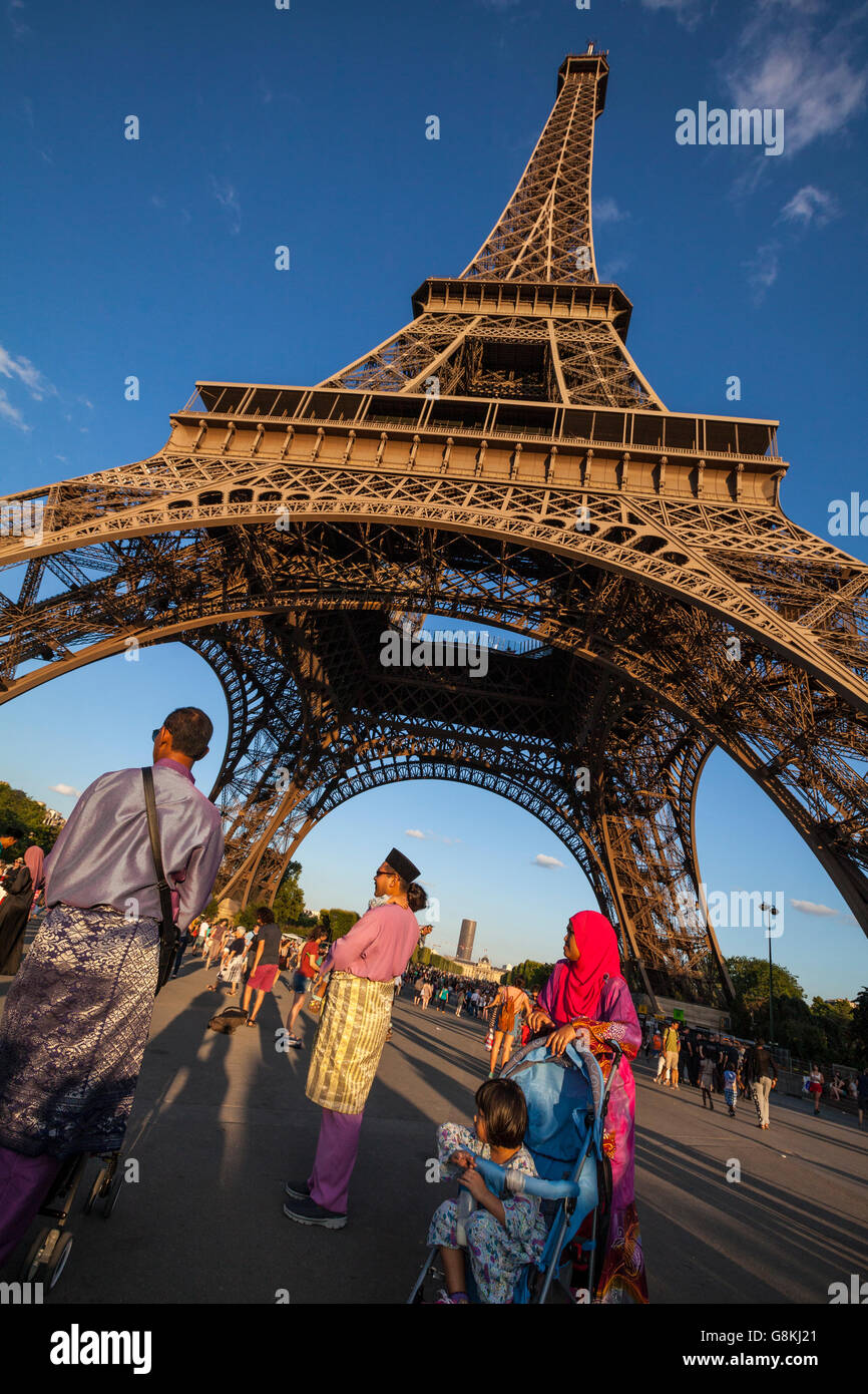 Tourists under the Eiffel Tower ( Tour Eiffel ) in Paris, France Stock  Photo - Alamy