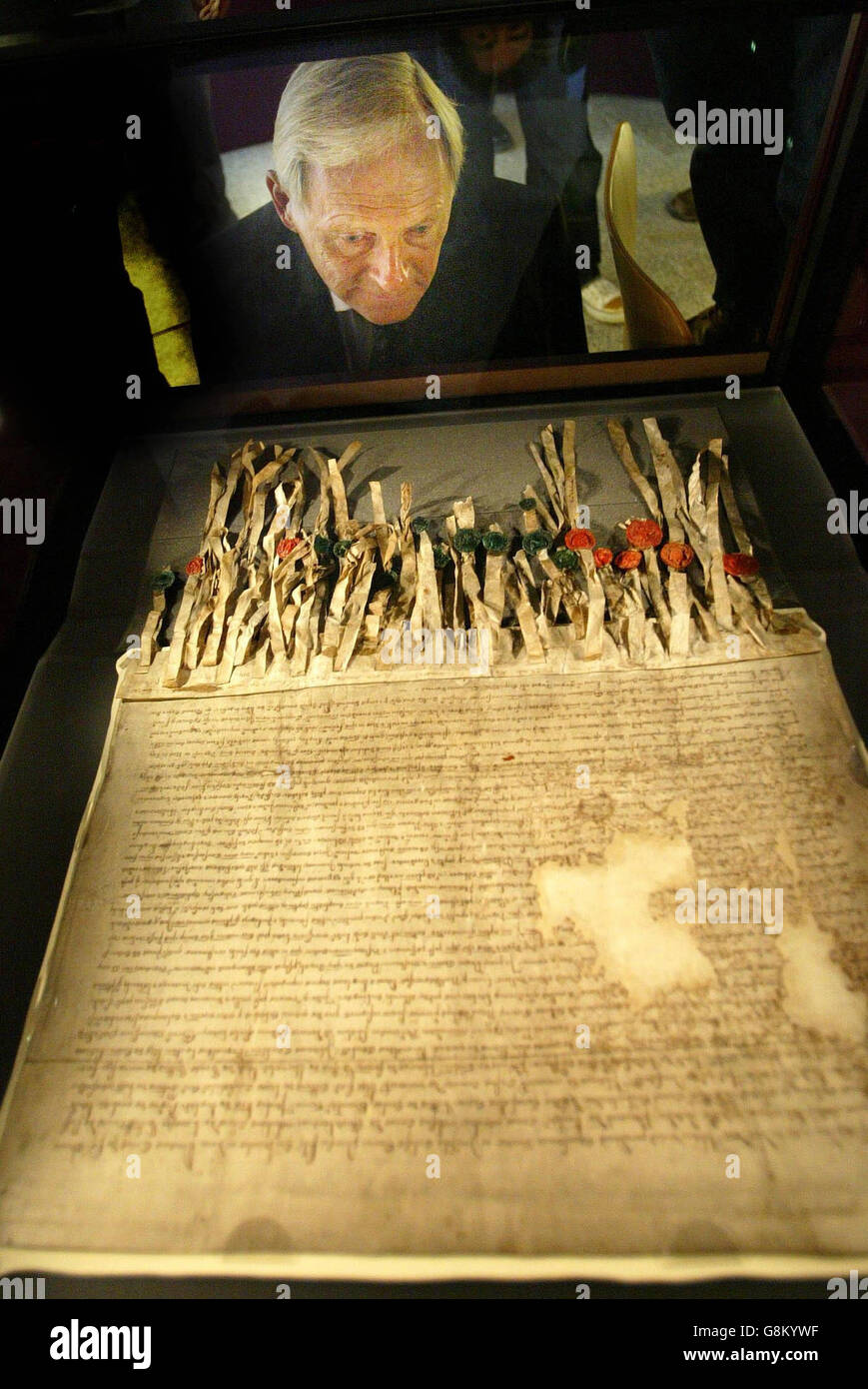 The Declaration of Arbroath - 700th anniversary of the death of William Wallace - Holyrood. Presiding Officer of the Scottish Parliament, George Reid, takes a close look at the Declaration of Arbroath. Stock Photo