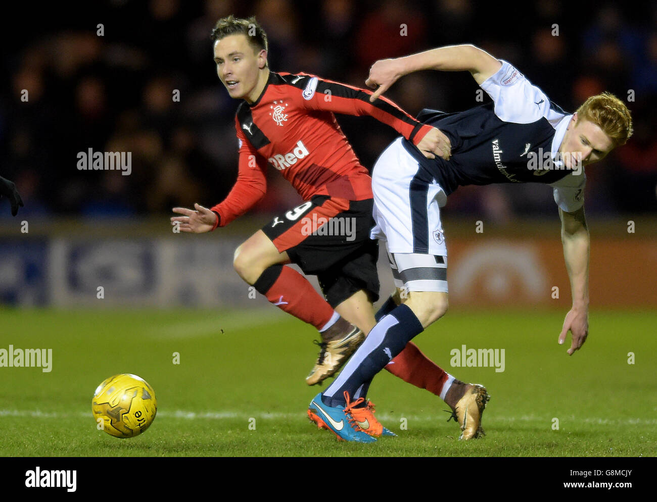 Raith Rovers' David Bates (right) and Rangers' Barry McKay battle for the ball during the Ladbrokes Scottish Championship match at Stark's Park, Kirkcaldy. Stock Photo