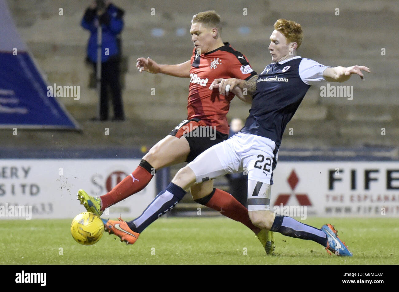 Raith Rovers' David Bates (right) and Rangers' Martyn Waghorn battle for the ball during the Ladbrokes Scottish Championship match at Stark's Park, Kirkcaldy. Stock Photo