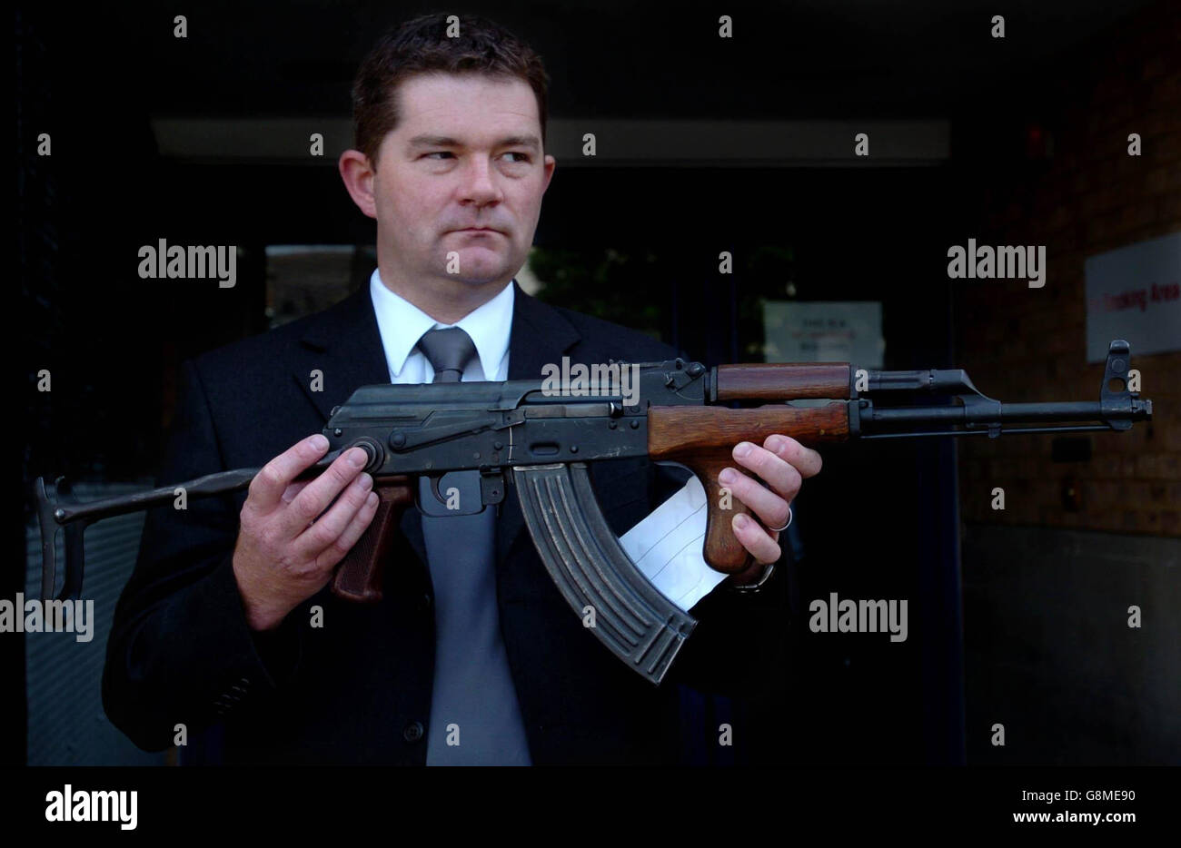 Detective Inspector Paul Maghie, from Hertfordshire Police, holds an AK 47 Kalashnikov rifle outside Luton Crown Court, similar to the one used in the murder of David King as he left a gym in Hoddesdon, Hertfordshire, in October 2003. Two men were convicted by a jury at Luton Crown Court today of murdering minder King as he left the Hoddesdon gym. Stock Photo