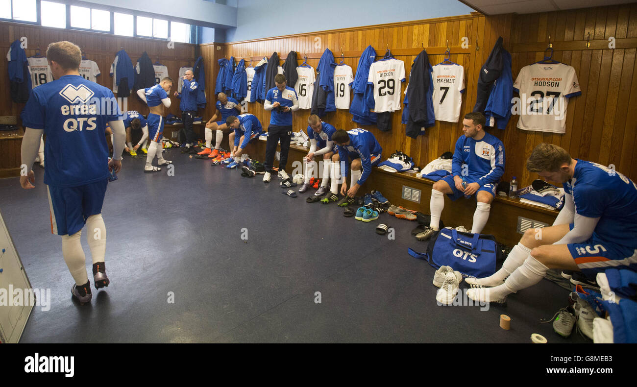 Kilmarnock players get ready for the Ladbrokes Scottish Championship match at the Ibrox Stadium, Glasgow. Stock Photo