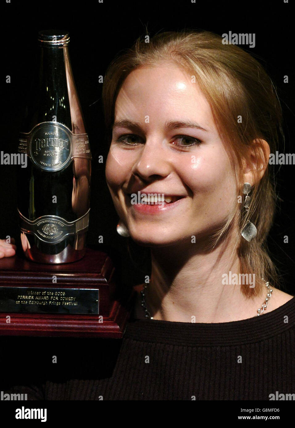 Laura Solon one of the nominees for the 2005 Perrier Comedy Award at a photocall with the award in Edinburgh, Thursday 25 August 2005, the winner will be named 27/08/2005. PRESS ASSOCIATION photo. Photo Credit should read: David Cheskin/PA. Stock Photo