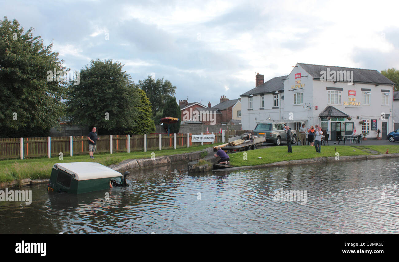 A Land Rover is recovered from Leeds and Liverpool canal at The Slipway