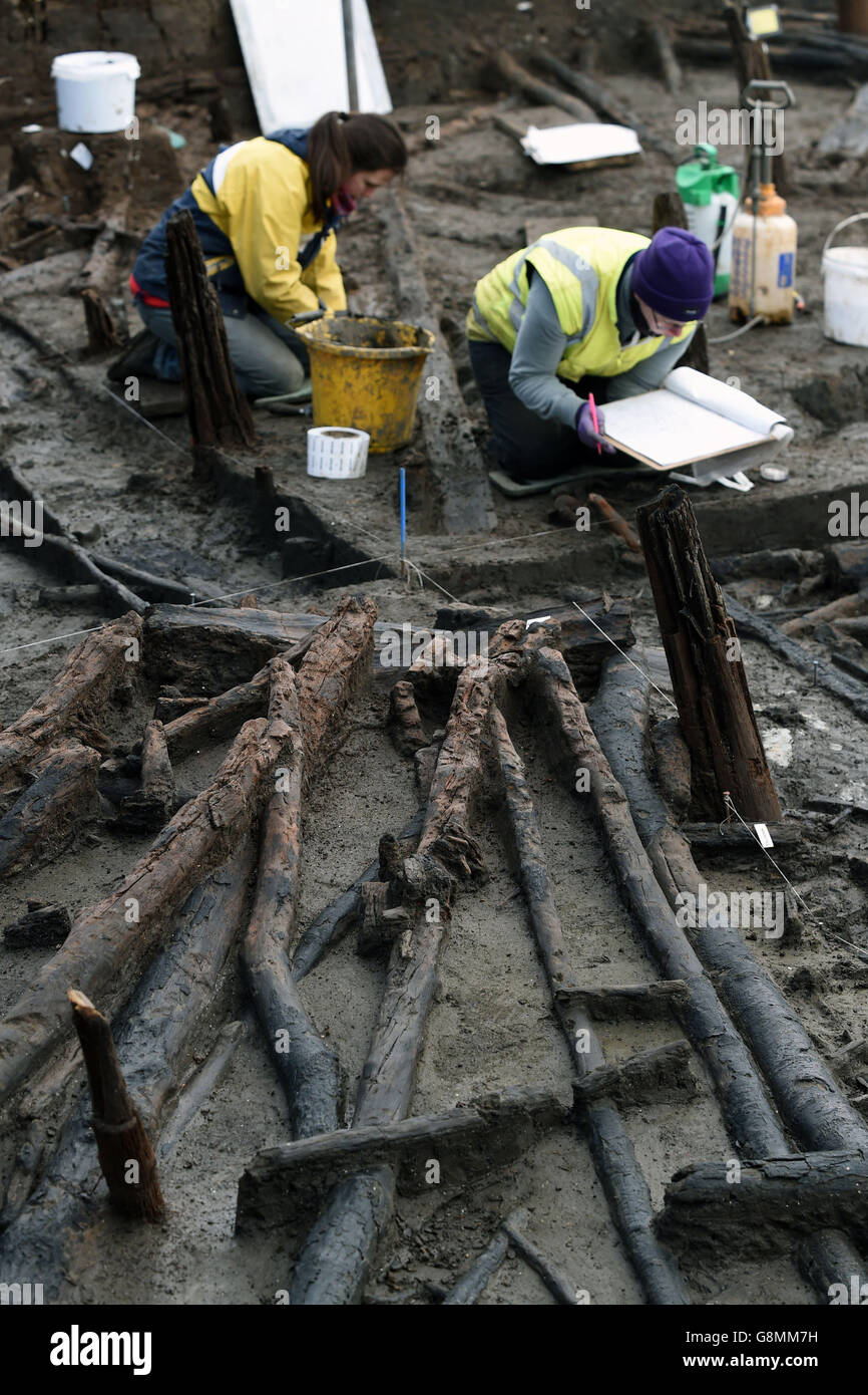 Archaeologists work on the Must Farm site near Peterborough in  Cambridgeshire, where the earliest complete Bronze Age wheel has been  discovered Stock Photo - Alamy
