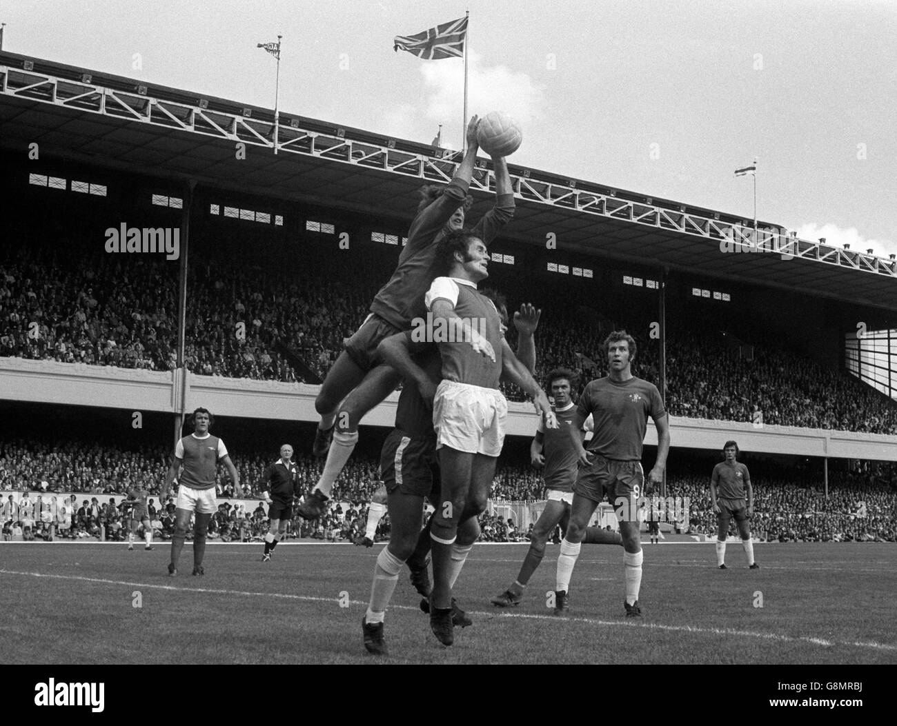 Chelsea goalkeeper, Peter (l), was quick to catch the ball when