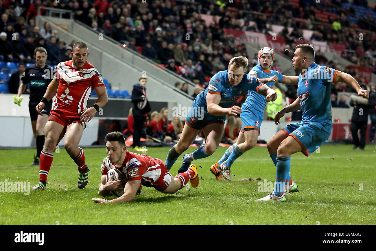 Salford Red Devils' Niall Evalds(second left) dives in to score a try during the First Utility Super League match at the AJ Bell Stadium, Salford. Stock Photo