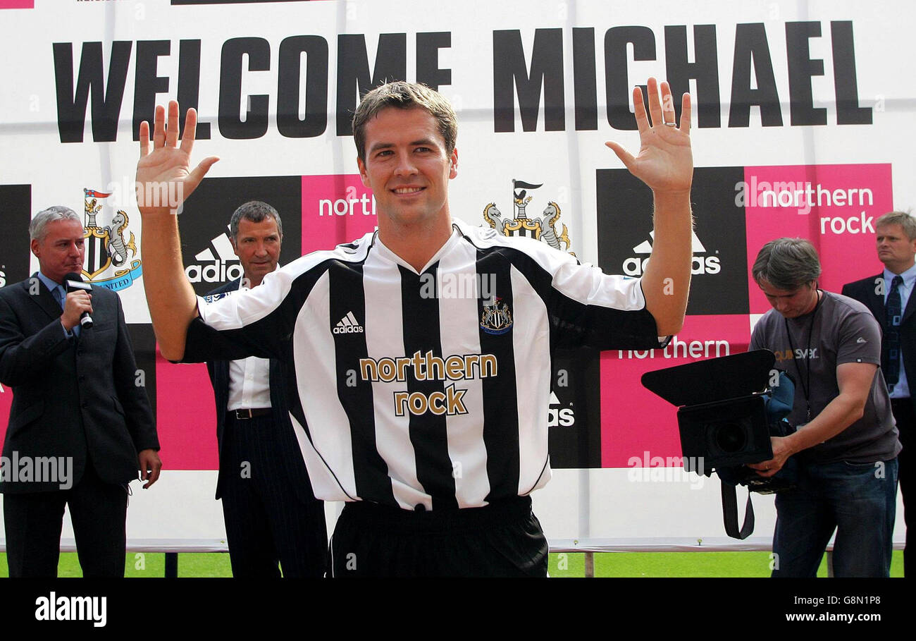 Newcastle United's new signing Michael Owen is welcomed to St James Park, Newcastle, Wednesday August 31, 2005. See PA story SOCCER Newcastle. PRESS ASSOCIATION Photo. Photo credit should read: PA Stock Photo
