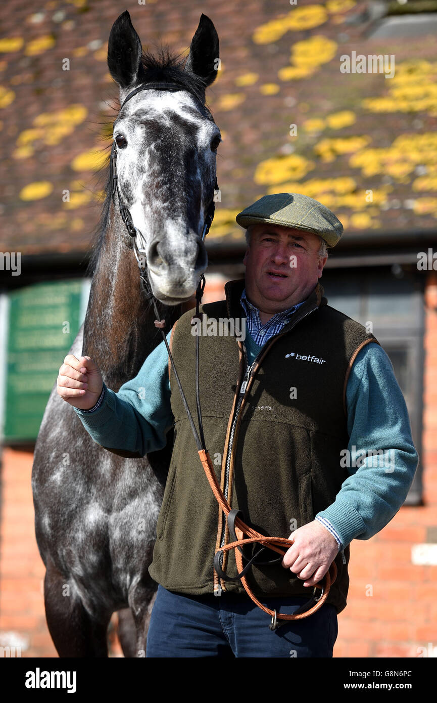 Paul Nicholls Stable Visit - Manor Farm Stables. Trainer Paul Nicholls stands alongside Saphir Du Rheu during a stable visit to Paul Nicholls' stables at manor Farm Stables, Ditcheat. Stock Photo