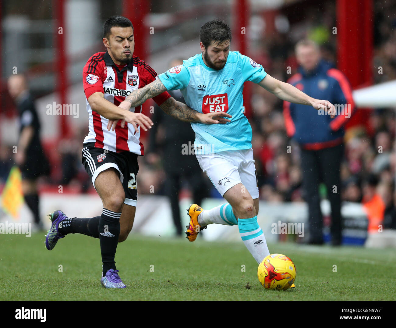 Brentford v Derby County - Sky Bet Championship - Griffin Park. Brentford's Nico Yennaris (left) and Derby County's Jacob Butterfield battle for the ball Stock Photo