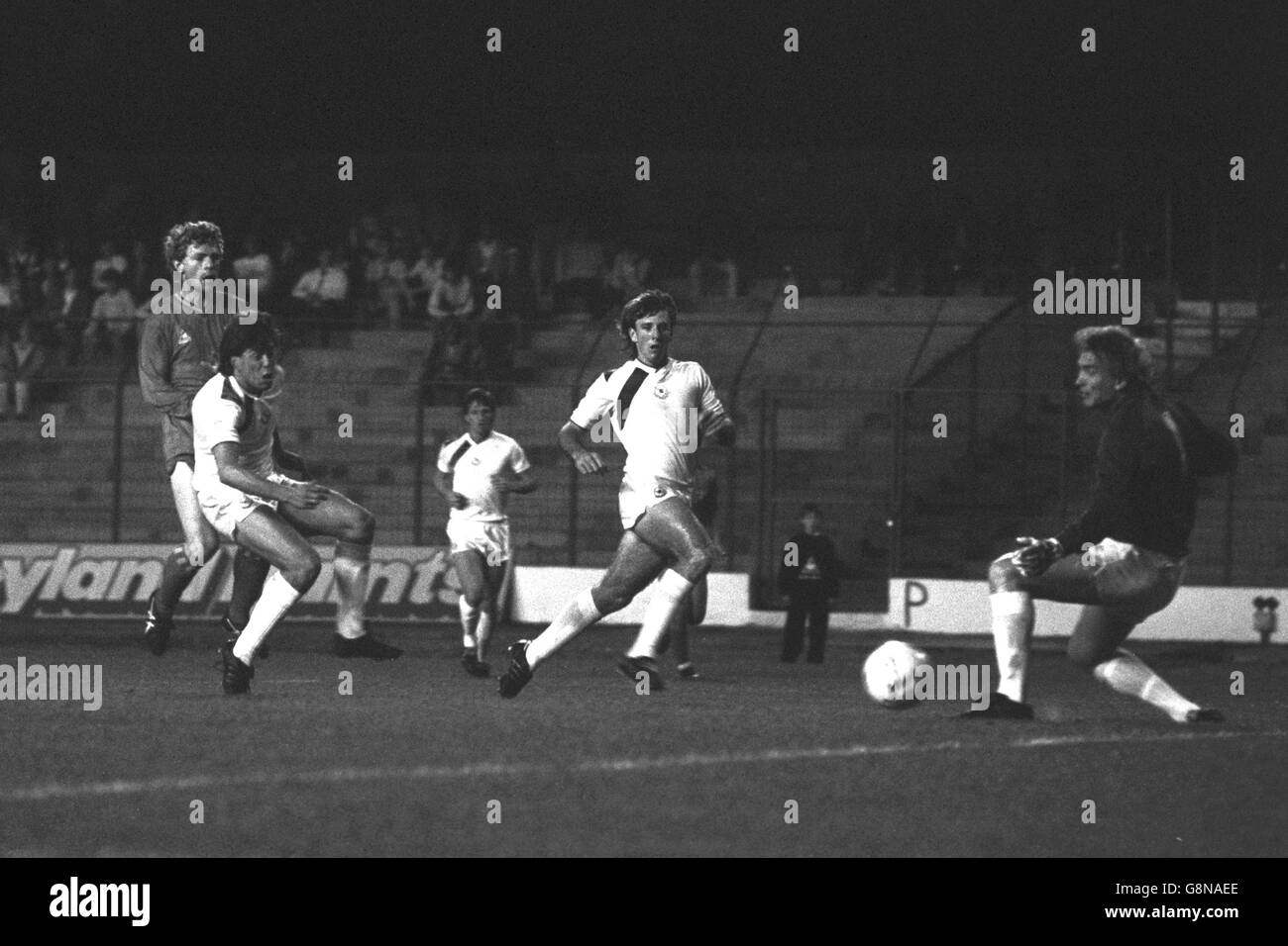 Chelsea v Portsmouth - Full Members Cup - First Round - Southern Section - Stamford Bridge. Chelsea's Mick Hazard (far left) watches as his shot passes Portsmouth goalkeeper Alan Knight (r) to put Chelsea 2-0 ahead. Stock Photo