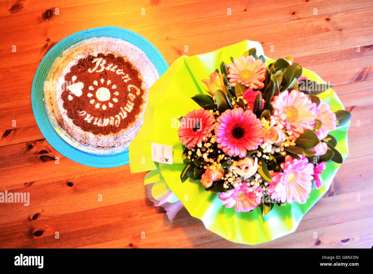 Torta di compleanno e bouquet di fiori Stock Photo