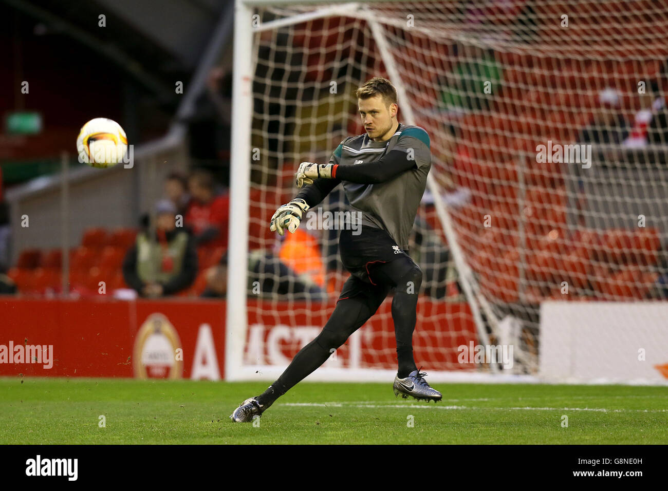 Simon Rugen Liverpool Round liverpool goalkeeper simon mignolet hi-res stock photography and ...