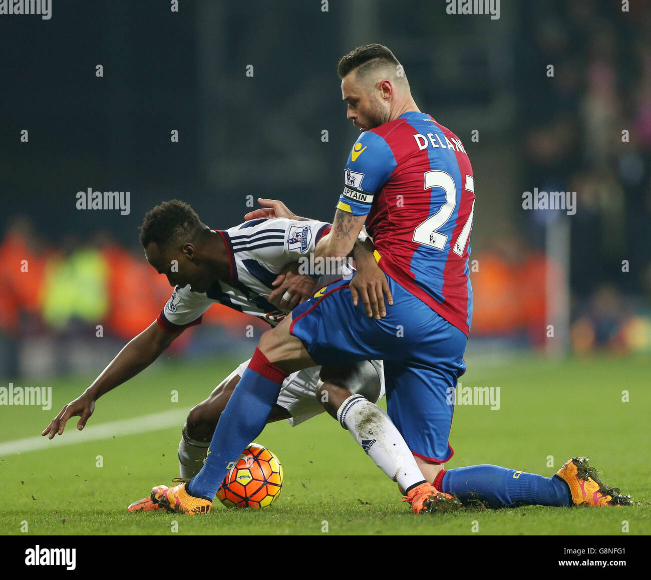 West Bromwich Albion's Saido Berahino (left) and Crystal Palace's Damien Delaney battle for the ball during the Barclays Premier League match at The Hawthorns, West Bromwich. Stock Photo