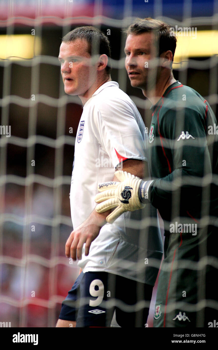 Soccer - FIFA World Cup 2006 Qualifier - Group Six - Wales v England - Millennium Stadium. Wales goalkeeper Danny Coyne (r) stays close to England's Wayne Rooney Stock Photo