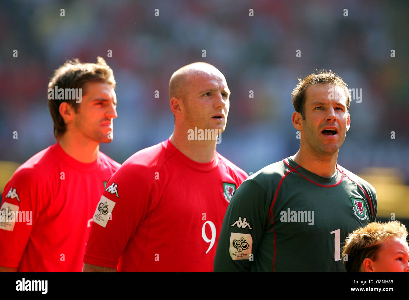 Soccer - FIFA World Cup 2006 Qualifier - Group Six - Wales v England - Millennium Stadium. L-R: Wales' Sam Ricketts, John Hartson, and goalkeeper Danny Coyne line up Stock Photo