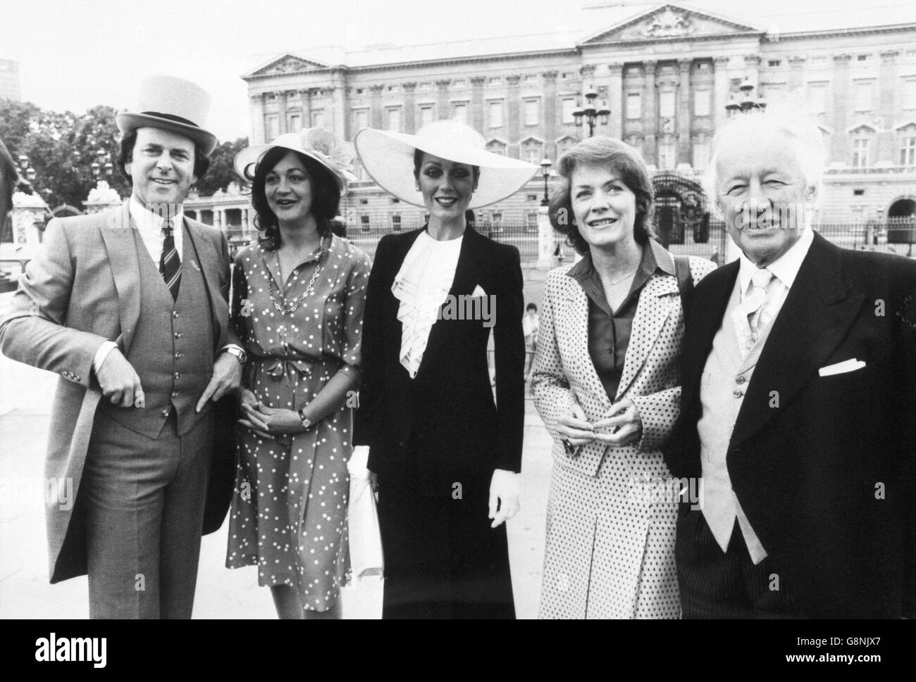 The BBC Royal Wedding commentary team outside Buckingham Palace, London. (l-r) Terry Wogan, Susannah Simons, Lorraine Chase, Sue MacGregor and Wynford Vaughan-Thomas. Stock Photo