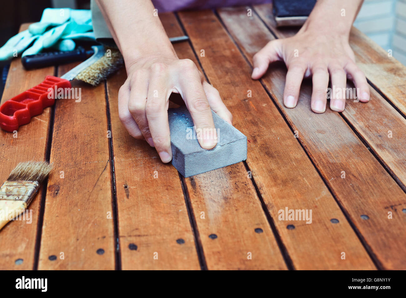 Sanding a table with sandpaper hires stock photography and images Alamy