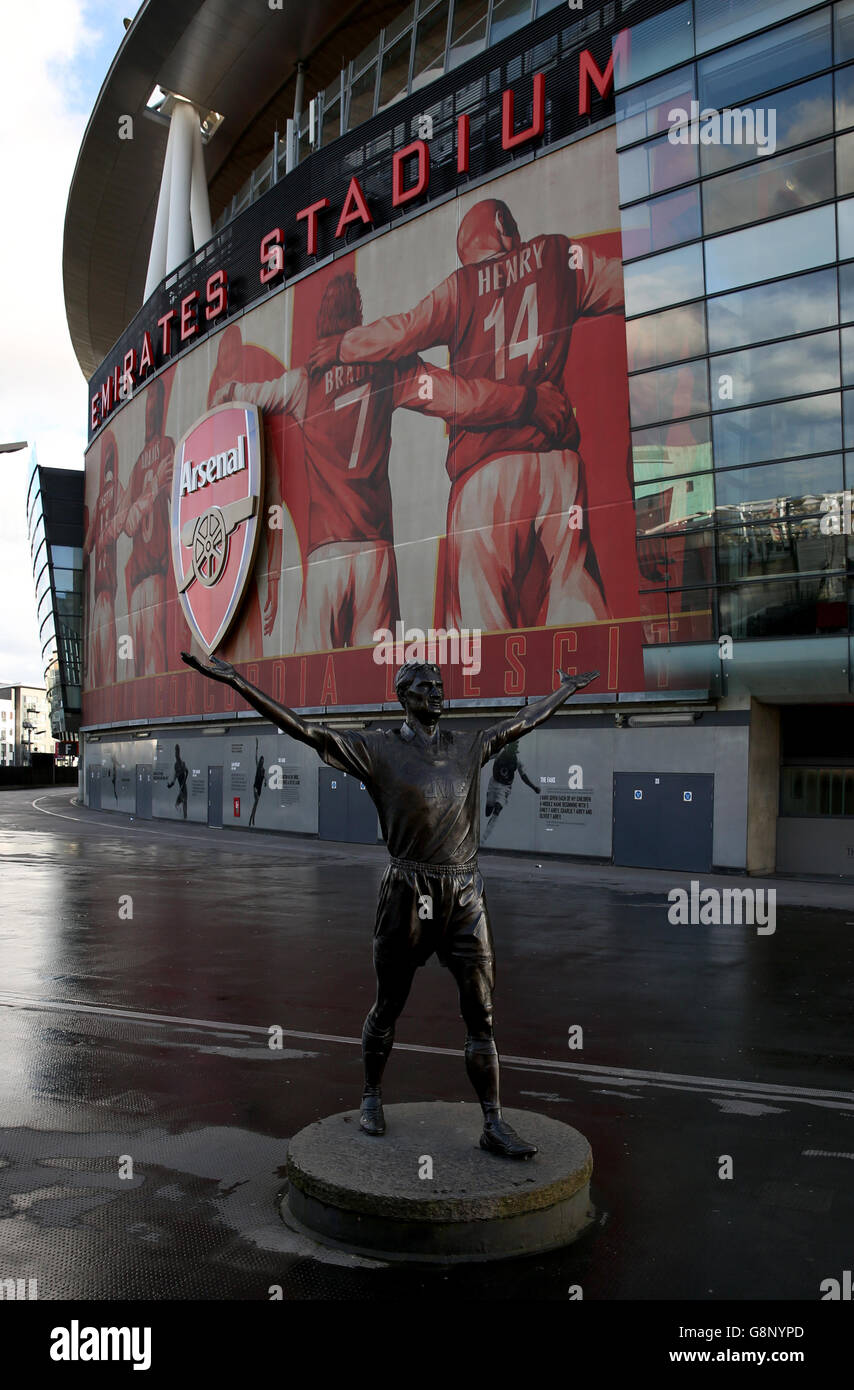 The tony adams statue outside emirates stadium hires stock photography