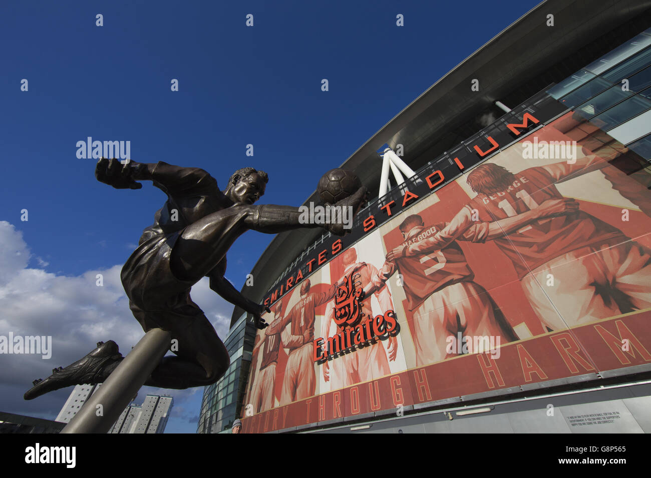 The statue of dennis bergkamp outside the emirates stadium hires stock