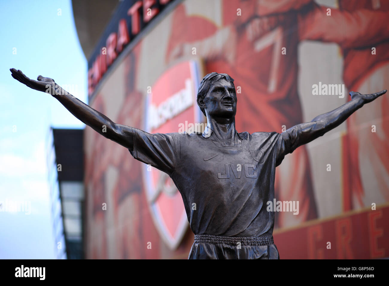The tony adams statue outside emirates stadium hires stock photography