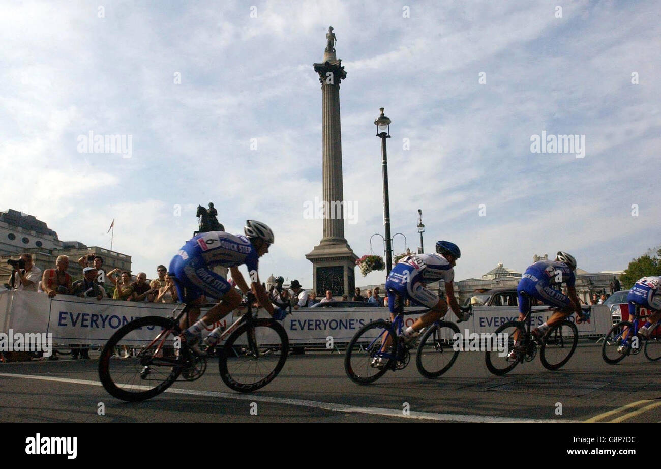 Cyclists pass Trafalgar Square during the Sixth Stage of the Tour of Britain, London, Sunday September 4, 2005. PRESS ASSOCIATION Photo. Photo credit should read: Chris Young/PA. Stock Photo