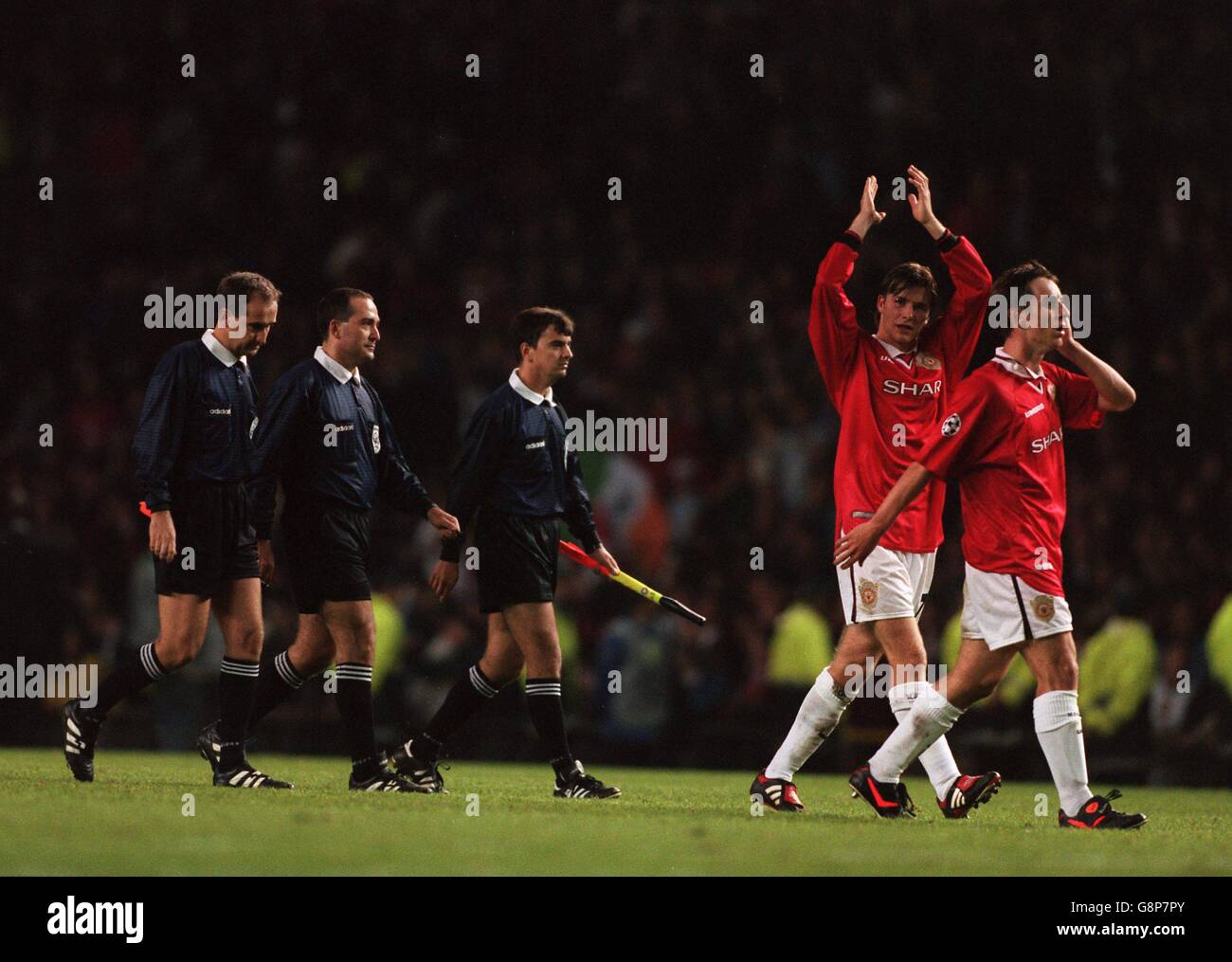 Manchester United's David Beckham (second right) and Gary Neville (right) leave the field followed by the match officials Stock Photo