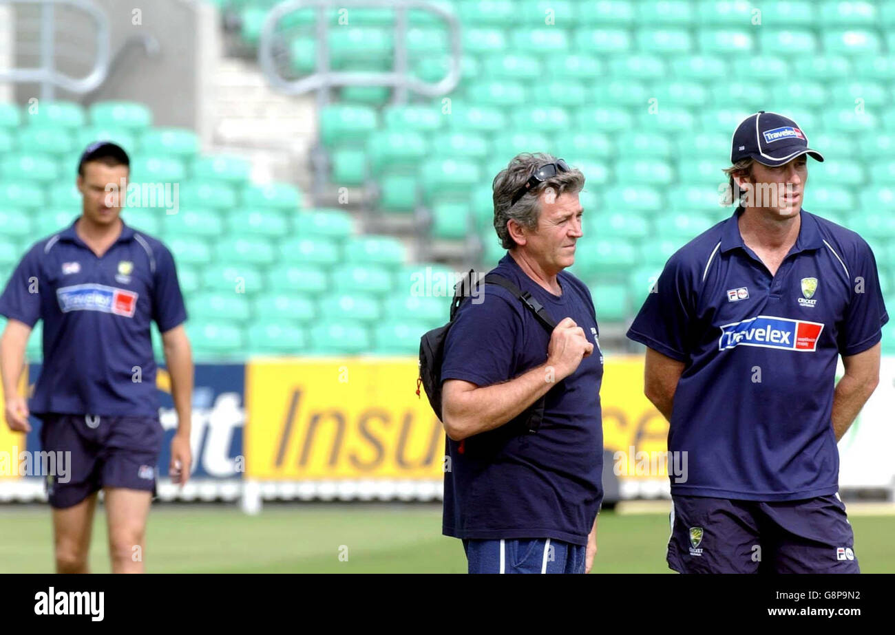 Australia's Glenn McGrath sends down a ball under the watchful gaze of team physio Eroll Alcott as Stuart Clark looks on during a practice session at The Brit Oval, Kennington, London, Wednesday September 7, 2005. Glenn McGrath has been passed fit to face England in the fifth npower Test match at the Oval starting tomorrow. See PA story CRICKET Australia. PRESS ASSOCIATION Photo. Photo credit should read: Chris Young/PA. Stock Photo