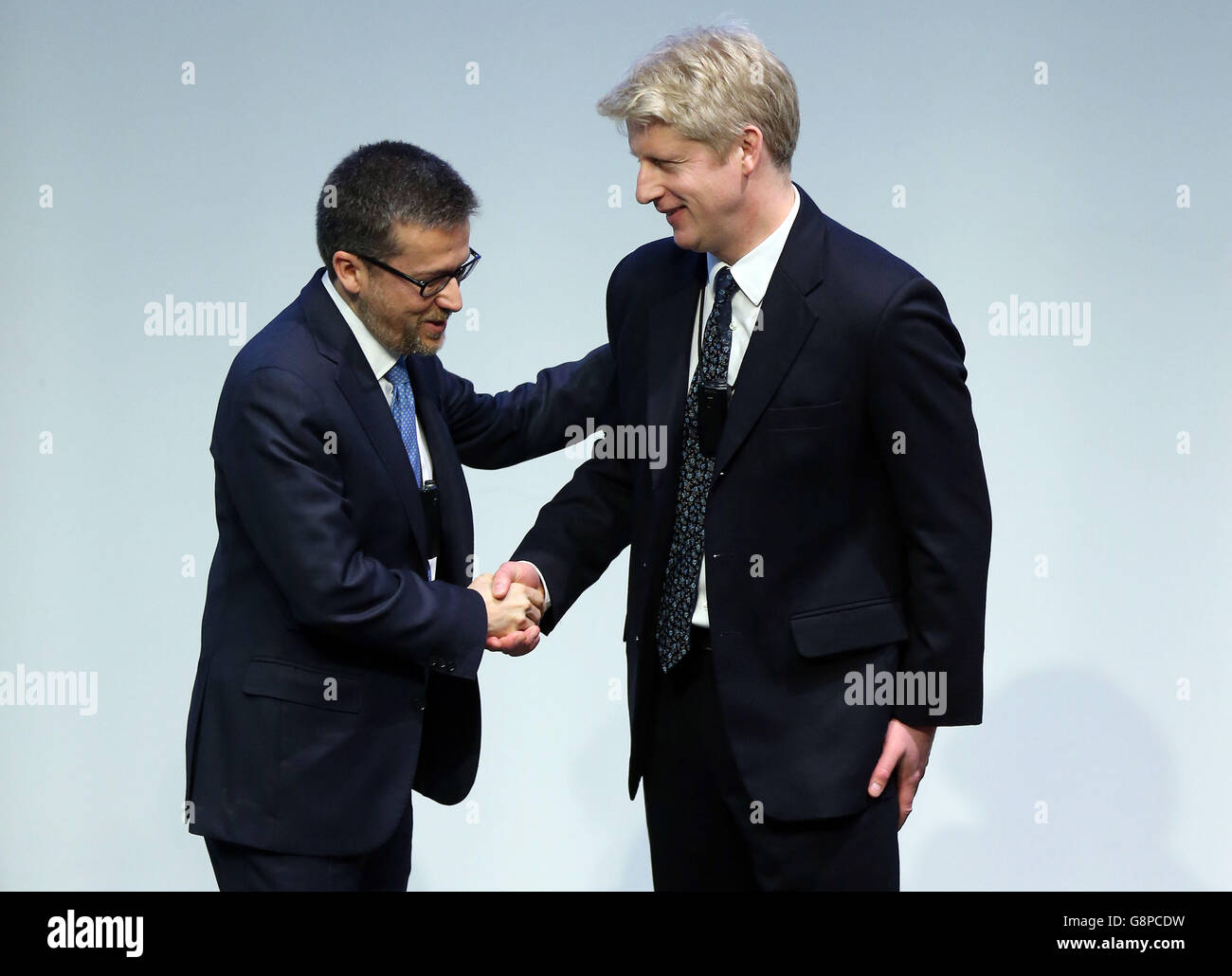 Carlos Moedas EU Commissioner for Research Science and Inovation (left) shakes hands with Universities Minister Jo Johnson, after the minister gave a speech at the Babbage Lecture Theatre, University of Cambridge in Cambridge. Stock Photo