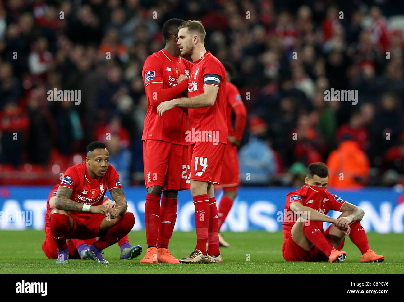 Jordan henderson and philippe coutinho look dejected after the game hi-res  stock photography and images - Alamy