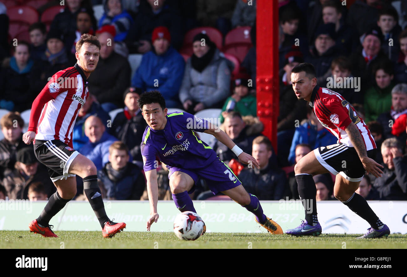 Brentford v Charlton Athletic - Sky Bet Championship - Griffin Park. Charlton Athletic's Yun Suk-Young (centre) in action Stock Photo