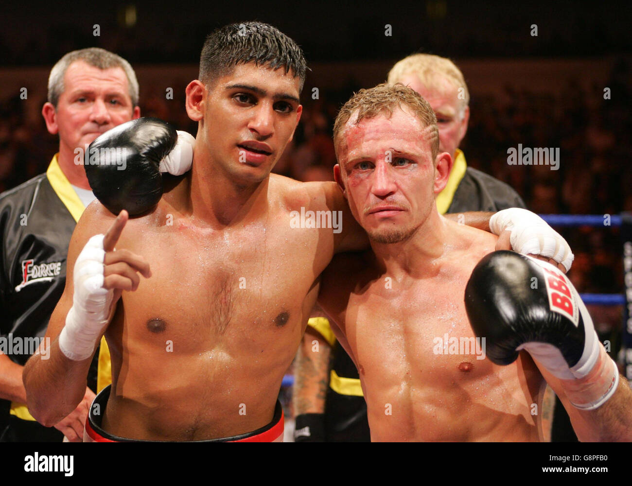 Amir Khan (L) and Baz Carey after their Lightweight match at the Cardiff International Arena, Cardiff, Saturday September 10, 2005. PRESS ASSOCIATION Photo. Photo credit should read: Nick Potts/PA. Stock Photo