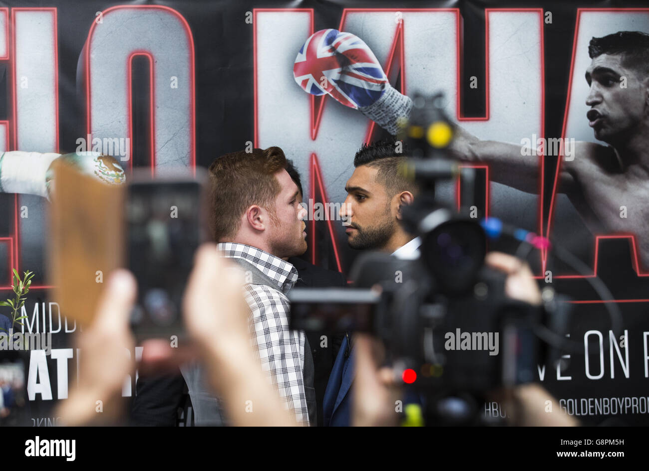 Saul Alvarez (left) and Amir Khan (right) during a press conference at the Park Plaza Riverbank London. PRESS ASSOCIATION Photo. Picture date: Monday February 29, 2016. See PA story BOXING London. Photo credit should read: John Walton/PA Wire. Stock Photo