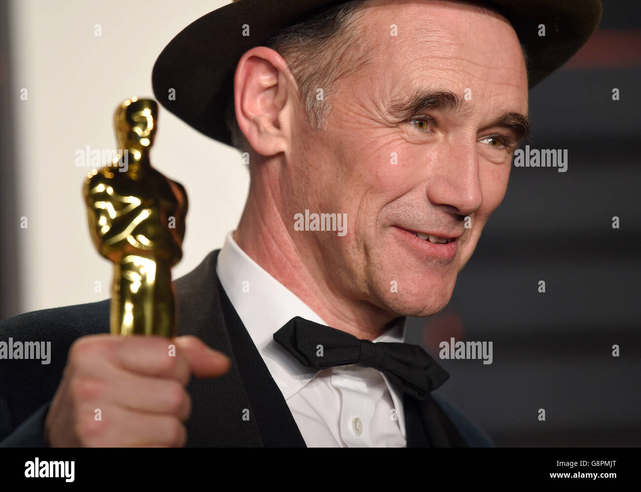 Mark Rylance holds up his statuette for Best Supporting Actor at the Vanity Fair Oscar Party in Beverly Hills, Los Angeles, CA, USA, February 28, 2016. PRESS ASSOCIATION Photo. Picture date: Sunday February 28, 2016. See PA Story SHOWBIZ Oscars. Photo credit should read: PA Wire/PA Wire Stock Photo