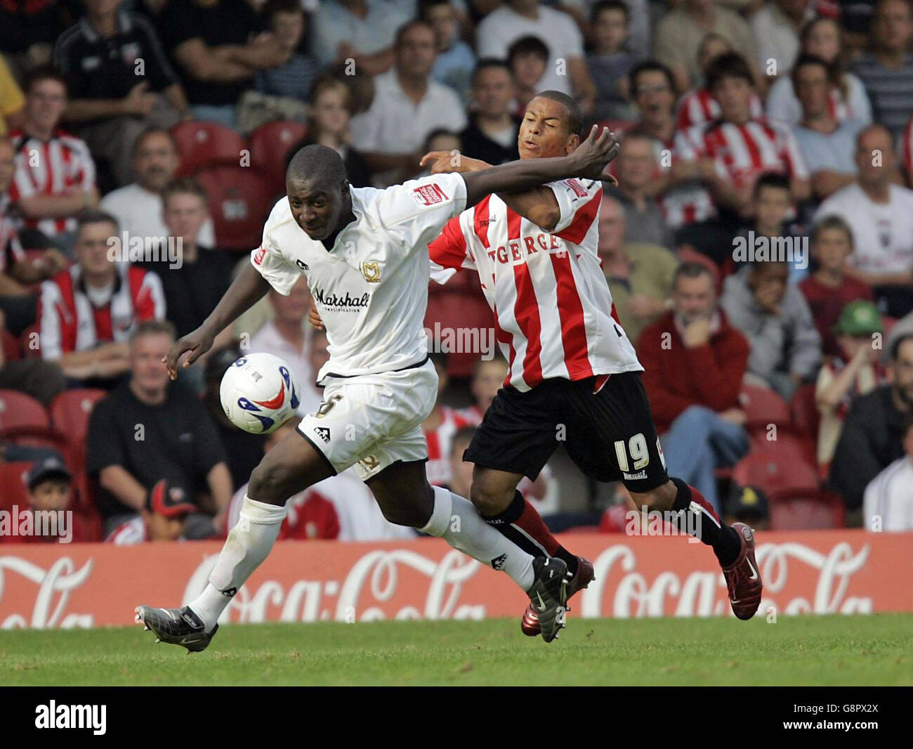 Milton Keynes Dons' Pablo Mills (L) holds off the challenge of Brentford's DJ Campbell during the Coca-Cola League One match at Griffin Park, Brentford, Saturday September 10, 2005. PRESS ASSOCIATION Photo. Photo credit should read: Steve Bardens/PA NO UNOFFICIAL CLUB WEBSITE USE. Stock Photo