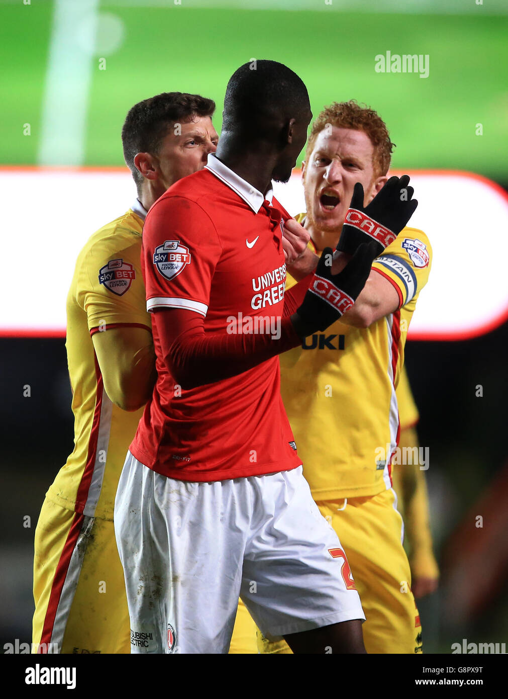 Charlton Athletic v Milton Keynes Dons - Sky Bet Championship - The Valley. Milton Keynes Dons' Dean Lewington, (right) yells at Charlton Athletic's Yaya Sanogo after which he was sent off Stock Photo