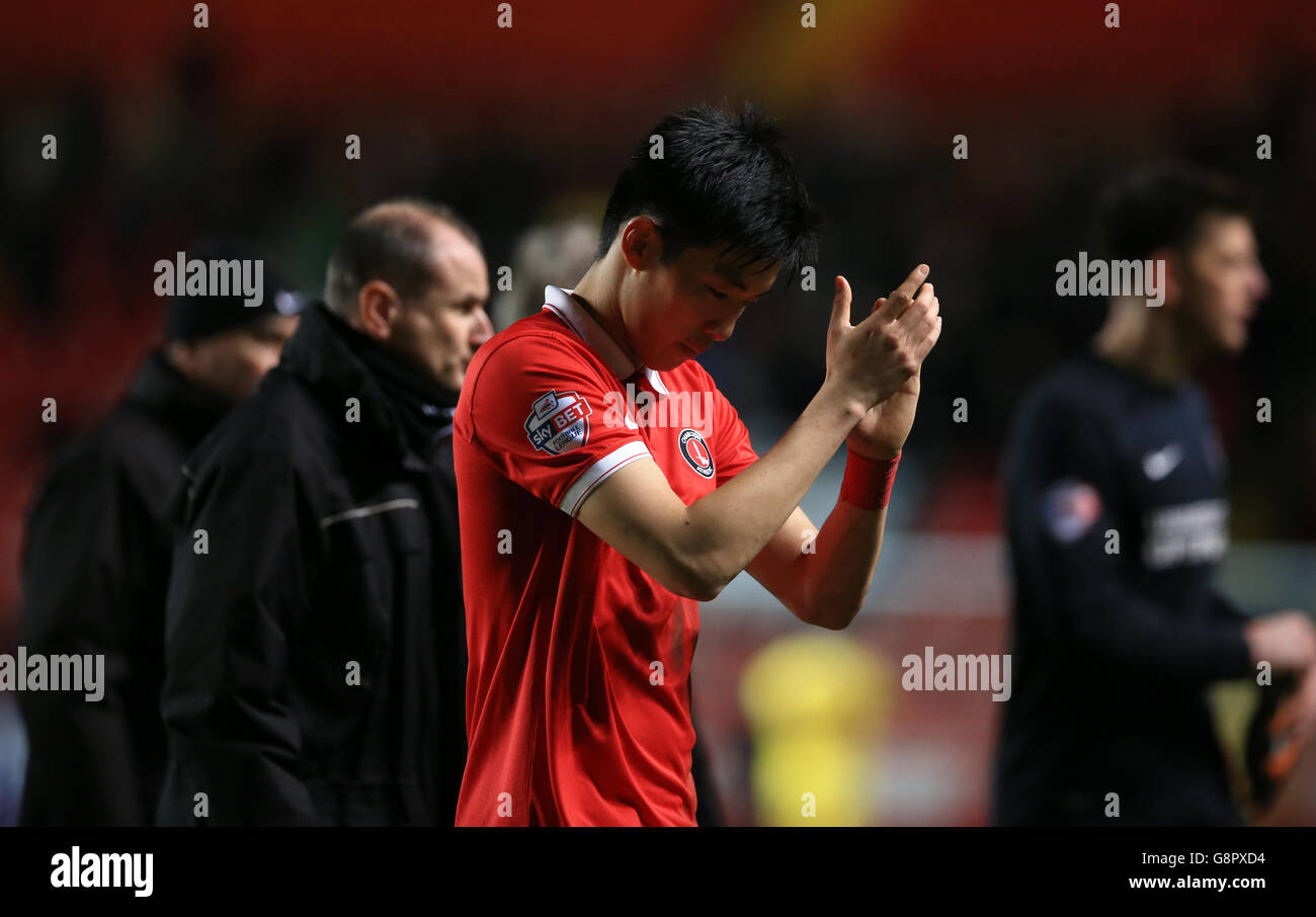 Charlton Athletic v Milton Keynes Dons - Sky Bet Championship - The Valley. Charlton Athletic's Yun Suk-young applauds the fans as he walks off at the end of the match Stock Photo