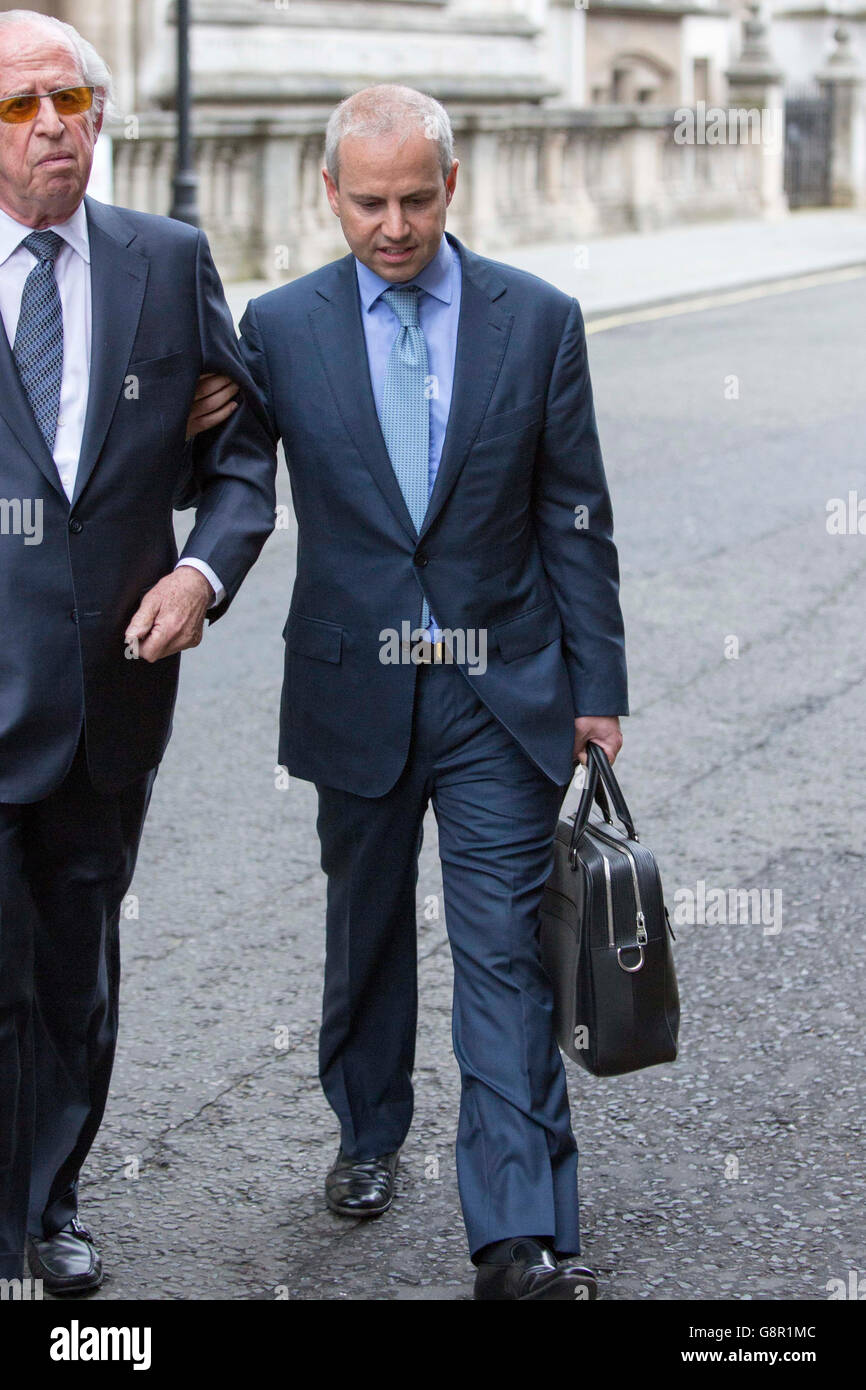 heroisk Uenighed Udholdenhed Ocado chief executive Tim Steiner (right) leaves The Royal Courts of  Justice where he is embroiled in a High Court fight over money with his  estranged wife Belinda Stock Photo - Alamy