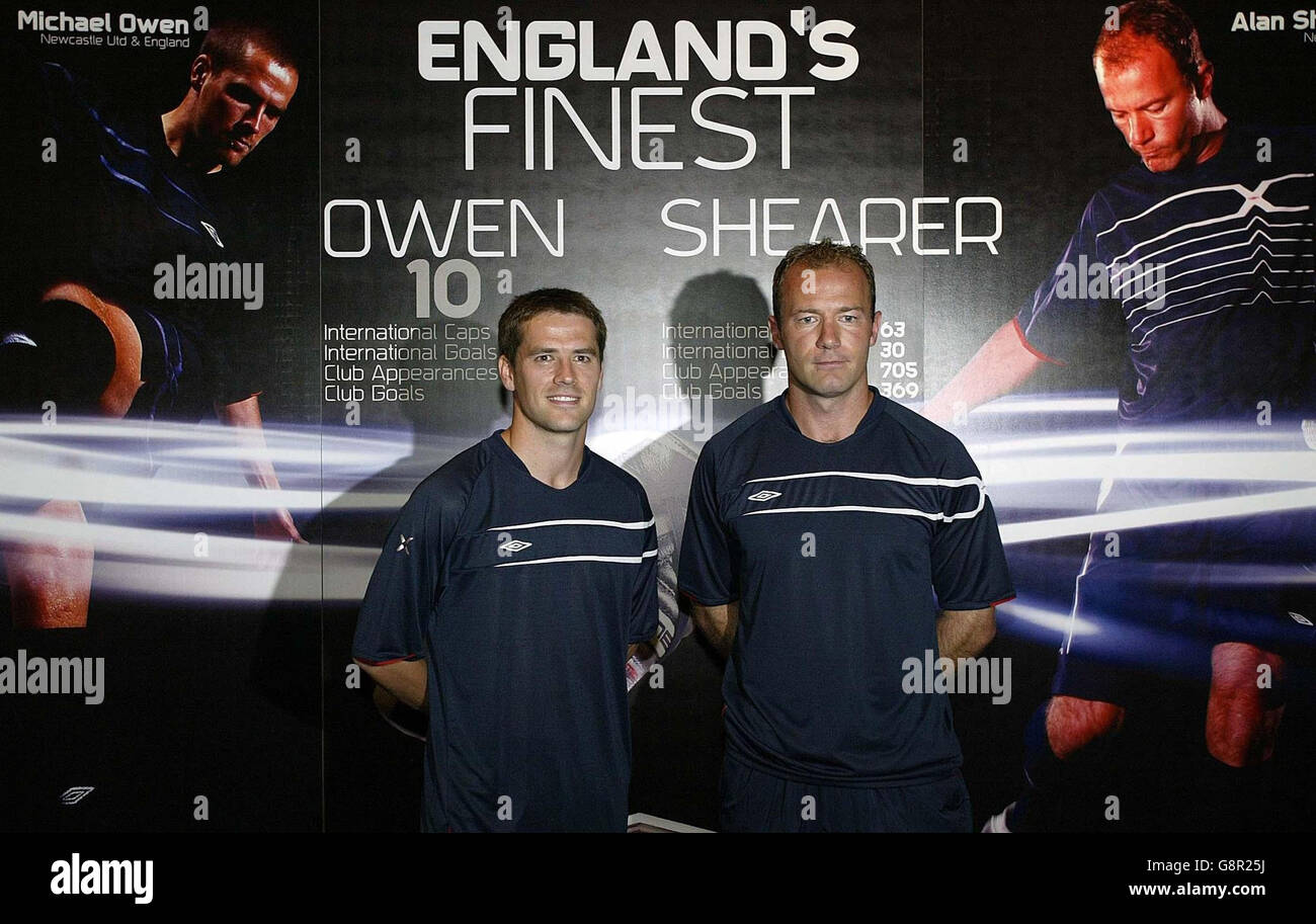 Newcastle United footballers Michael Owen (L) and Alan Shearer pose for photographers during an Umbro press conference at the Hilton Hotel in Gateshead, Thursday September 8, 2005. PRESS ASSOCIATION Photo. Photo credit should read: Owen Humphreys/PA Stock Photo