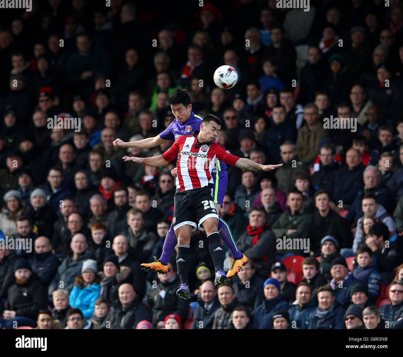 Brentford's Nico Yennaris and Charlton Athletic's Yun Suk-Young battle for the ball in the air Stock Photo