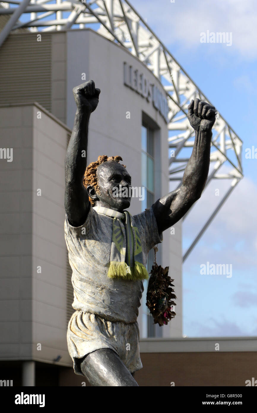 A statue of billy bremner outside elland road hires stock photography